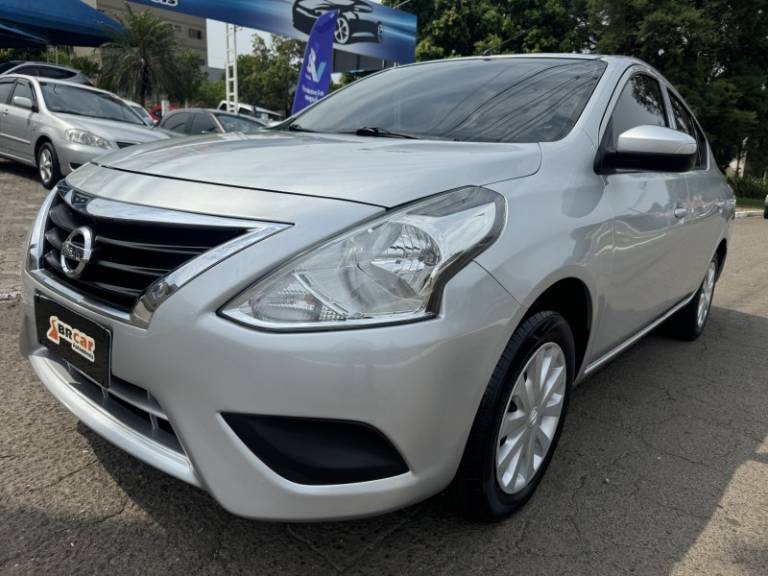 NISSAN - VERSA - 2017/2018 - Prata - R$ 54.900,00