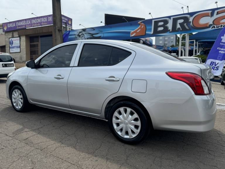 NISSAN - VERSA - 2017/2018 - Prata - R$ 54.900,00