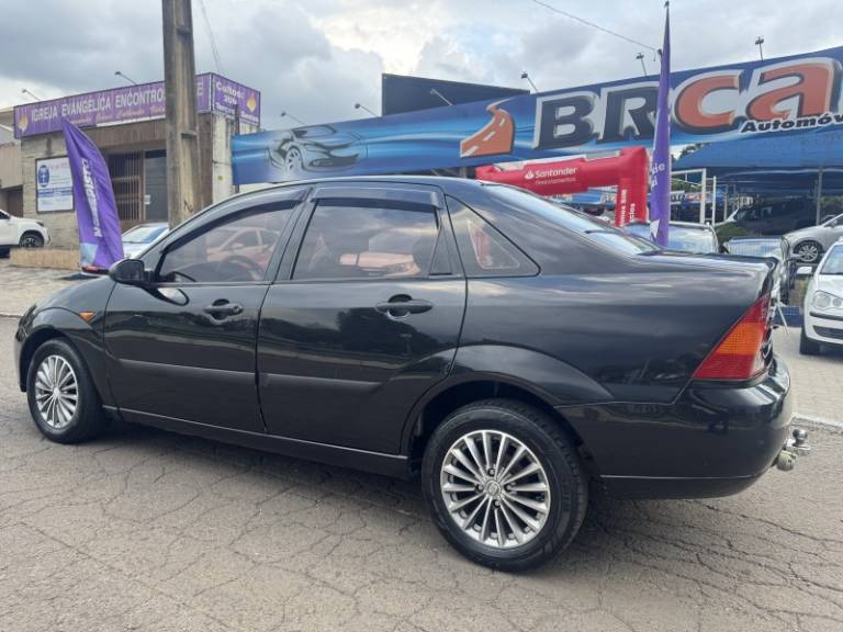 FORD - FOCUS - 2001/2001 - Preta - R$ 12.900,00