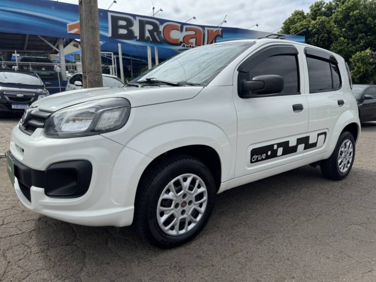 FIAT - UNO - 2017/2018 - Branca - R$ 42.900,00