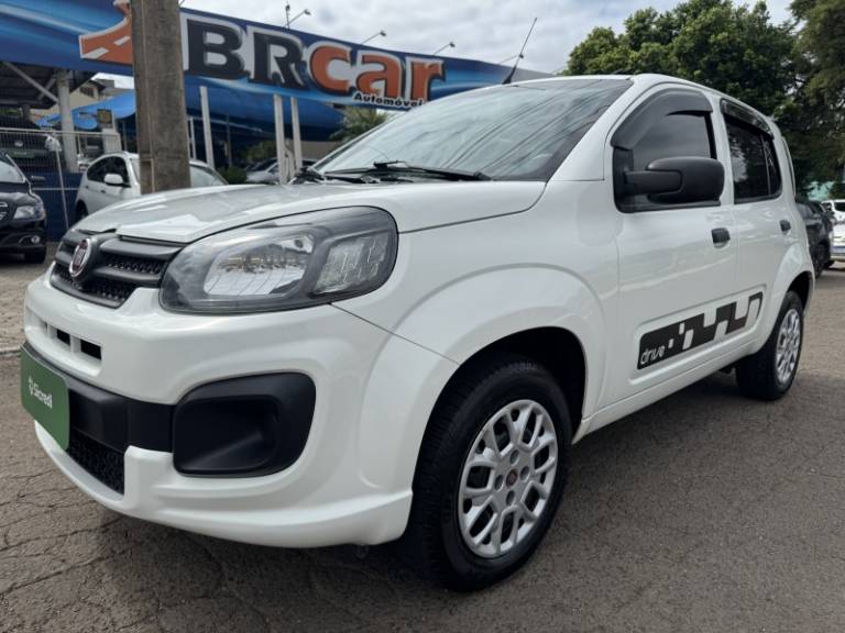 FIAT - UNO - 2017/2018 - Branca - R$ 42.900,00