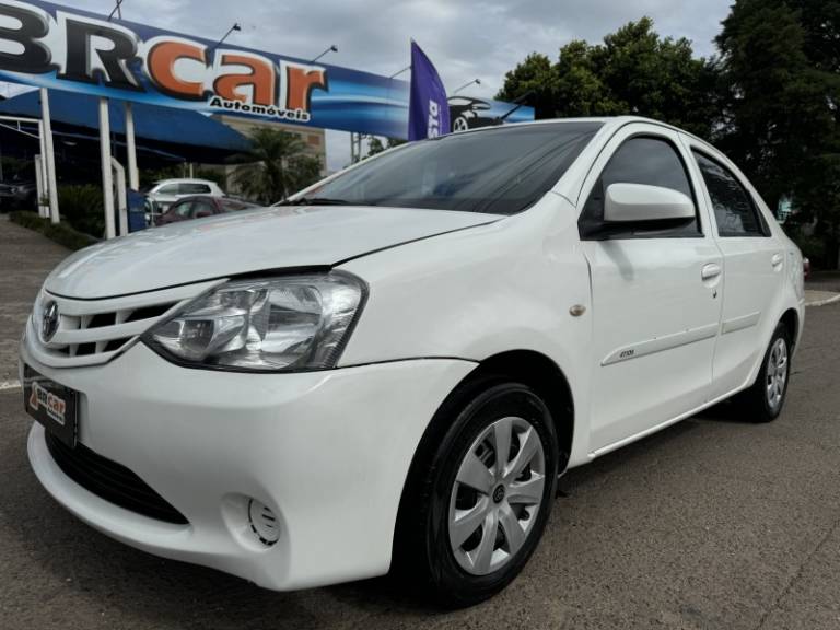 TOYOTA - ETIOS - 2014/2014 - Branca - R$ 34.900,00