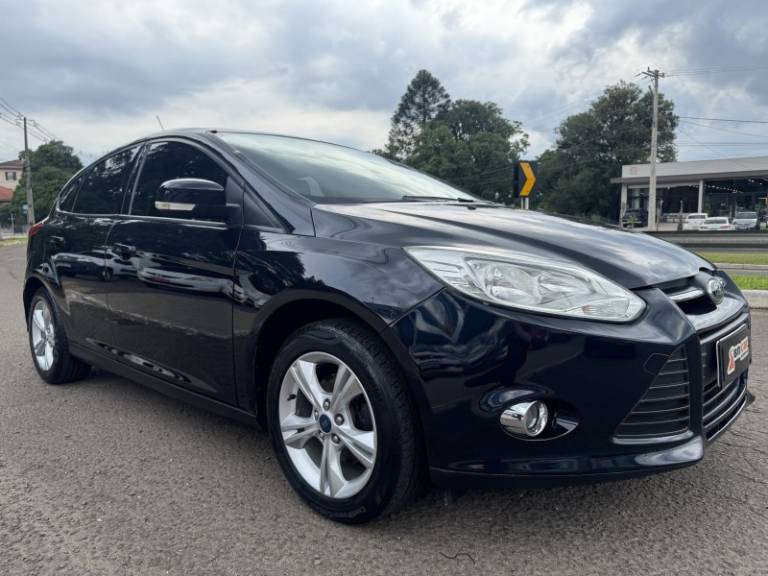 FORD - FOCUS - 2014/2014 - Preta - R$ 49.900,00