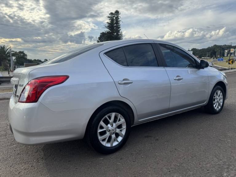 NISSAN - VERSA - 2017/2017 - Prata - R$ 59.900,00