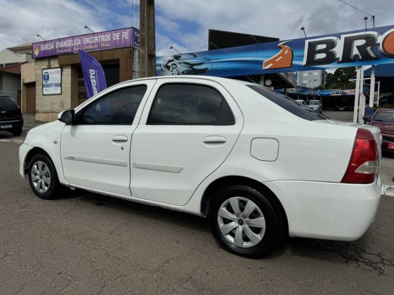 TOYOTA - ETIOS - 2014/2014 - Branca - R$ 34.900,00