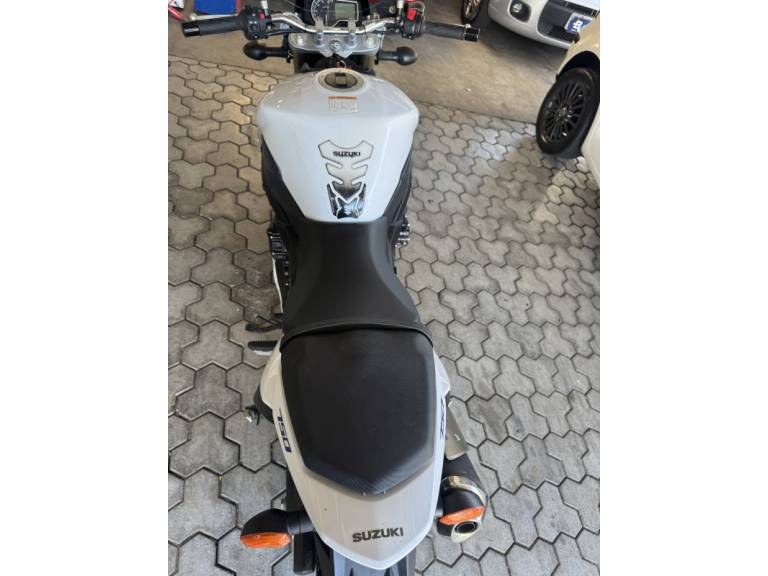 SUZUKI - GSR - 2013/2014 - Branca - R$ 39.900,00