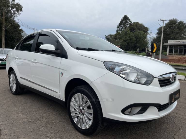 FIAT - GRAND SIENA - 2014/2015 - Branca - R$ 45.900,00