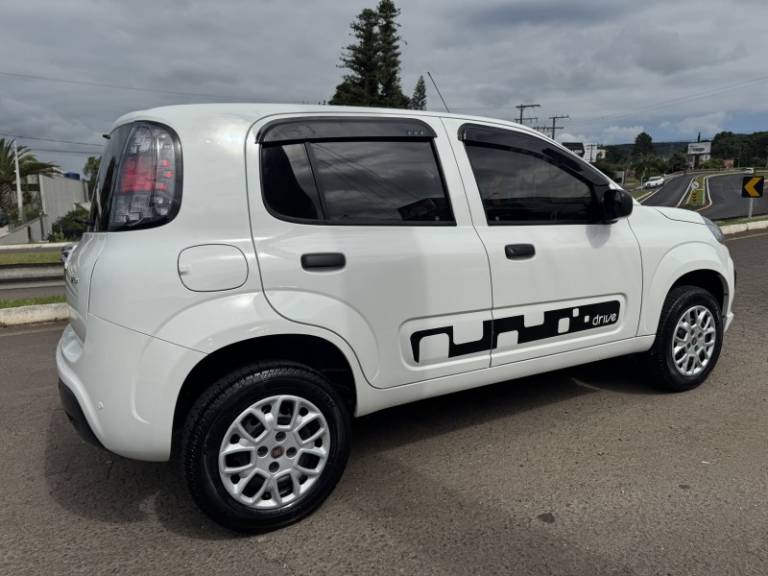 FIAT - UNO - 2017/2018 - Branca - R$ 42.900,00