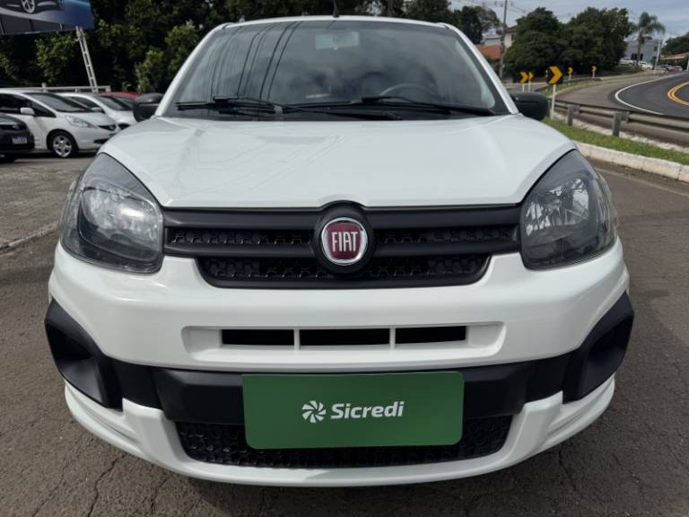 FIAT - UNO - 2017/2018 - Branca - R$ 42.900,00