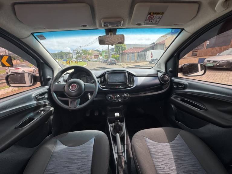 FIAT - UNO - 2017/2018 - Branca - R$ 42.900,00