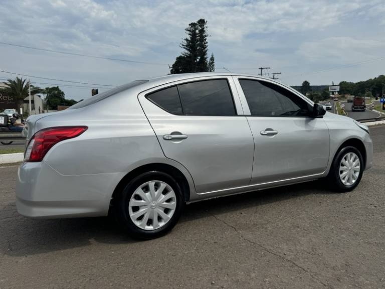 NISSAN - VERSA - 2017/2018 - Prata - R$ 54.900,00