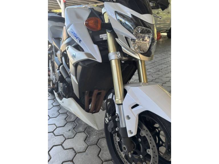 SUZUKI - GSR - 2013/2014 - Branca - R$ 39.900,00