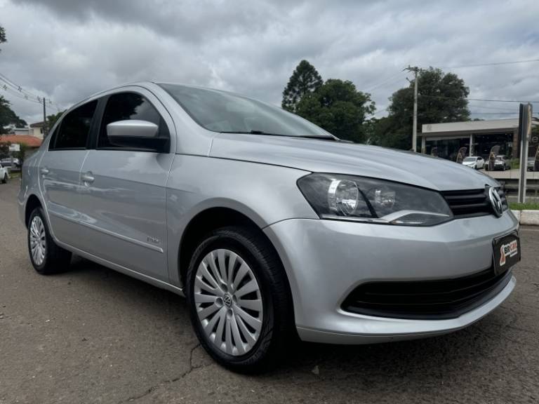 VOLKSWAGEN - VOYAGE - 2013/2014 - Prata - R$ 45.900,00