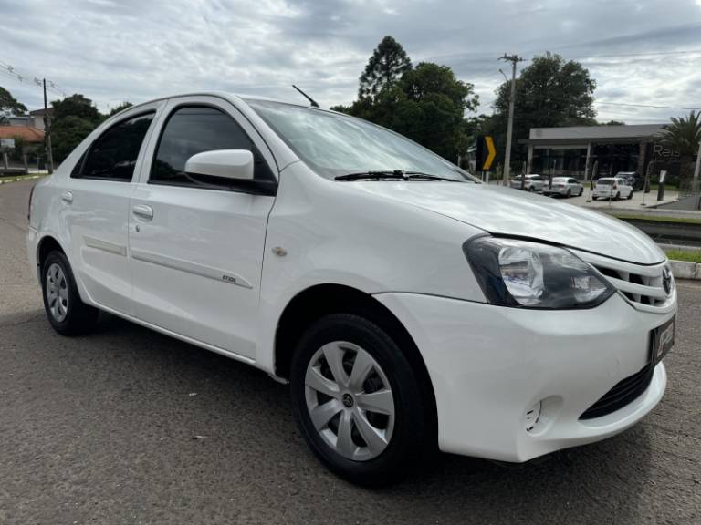 TOYOTA - ETIOS - 2014/2014 - Branca - R$ 34.900,00