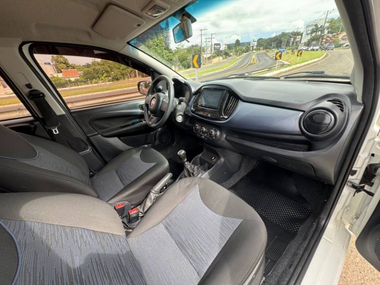 FIAT - UNO - 2017/2018 - Branca - R$ 42.900,00