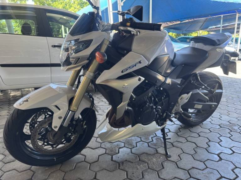 SUZUKI - GSR - 2013/2014 - Branca - R$ 39.900,00