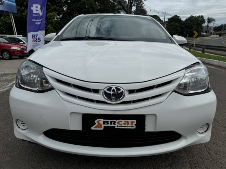 TOYOTA - ETIOS - 2014/2014 - Branca - R$ 34.900,00